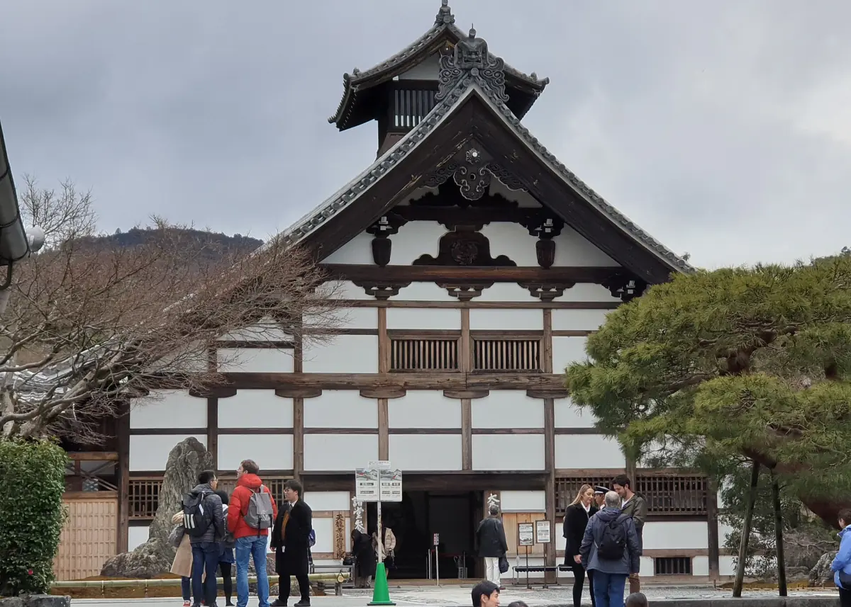 Visitors at the main building of Tenryū-ji